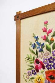 Groot handgemaakt wandpaneel met bloemen. Vintage borduurwerk,  getuft?