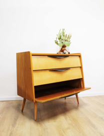 Houten vintage schoenenkast. Retro  dressoir / kast op schuine pootjes