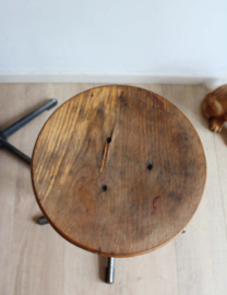 Hout/metalen vintage atelier kruk. Industriële retro schoolkruk.