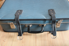 Blauwe vintage koffer. Oud retro valies met stevige buitenkant.