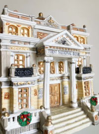 Lemax First National Bank. Keramieken huisje /  ornament / kerstdorp