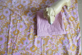 Vintage bloemetjes dekbedovertek met bloemen. Retro beddengoed