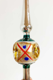 Gekleurde glazen vintage piek met reflecor deuken.  Retro kerstversiering