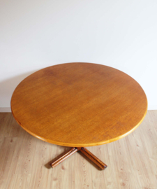 Houten vintage eettafel met rond blad. Mid Century retro design tafel.