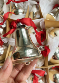 Set van 20 glazen vintage kerstballen. Antieke zilveren kerstversiering, o.a. deukballen