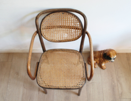 Vintage stoeltje met webbing zitting, Thonet stijl. Houten retro cafe stoel
