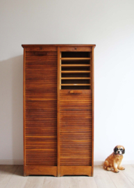 Grote antieke archiefkast met roldeuren. Houten vintage rolluikkast