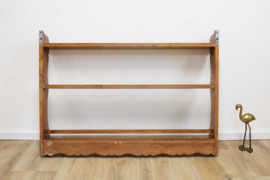 Houten vintage bordenrek met haken. Brocante rek voor aan de muur.