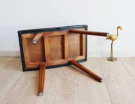 Vintage voetenbankje met zwart skai leer. Houten retro kruk/luiwammes