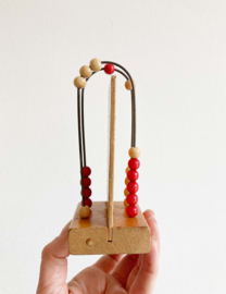 Kleine houten abacus met 40 kralen. Retro telraam / rekenmachine