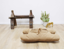 Vintage kamelenzadel kruk met bruin kussen. Houten Boho voetenbankje