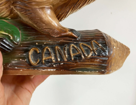 Groot gipsen vintage beeld van een bever. Vintage dieren beeld - Canada