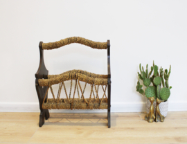 Houten vintage krantenbak met touw. Boho style lectuurbak / magazine holder