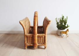 Vintage rotan krantenbak. Boho style lectuurbak / magazine holder van riet.