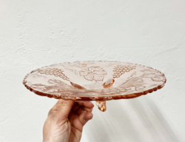 Roze glazen vintage schaal op pootjes. Art Deco bord met druiven