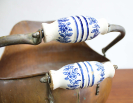 Grote antieke koperen kolenkit. Vintage bloempot / ketel met aardewerk handvat