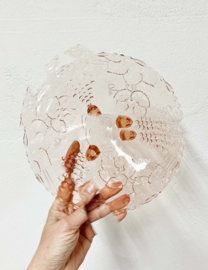 Roze glazen vintage schaal op pootjes. Art Deco bord met druiven