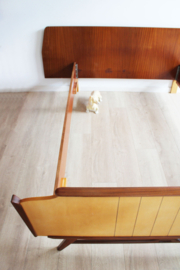 Houten vintage bedframe. Mid Century retro design bed / twijfelaar