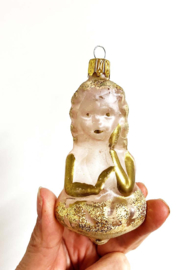Glazen vintage kerstbal - engel. Retro kerstversiering met goud en glitters