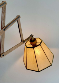 Houten retro schaarlamp. Vintage harmonica lampje voor aan de wand