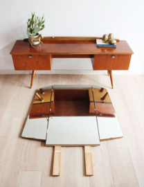 Vintage kaptafel met drieluik spiegel. Houten Mid Century kast / retro dressoir