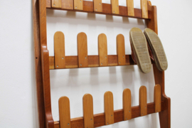 Houten vintage schoenenrek. Retro wandrek / kapstok