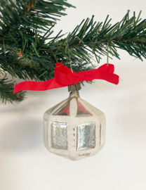 Glazen vintage kerstbal - lampion met rood lint.  Antiek zilveren kerstornament