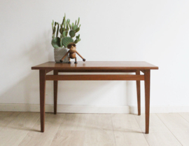 Houten vintage bijzettafel. Mid Century retro design tafeltje.