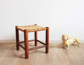 Houten vintage krukje met gevlochten zitting. Retro / boho bankje