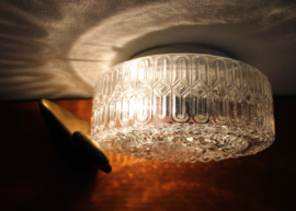 Vintage plafonnière van gebobbeld glas. Retro plafond / wand lamp