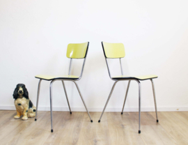 Set van 2  gele vintage stoelen. Retro formica stoeltjes - geel