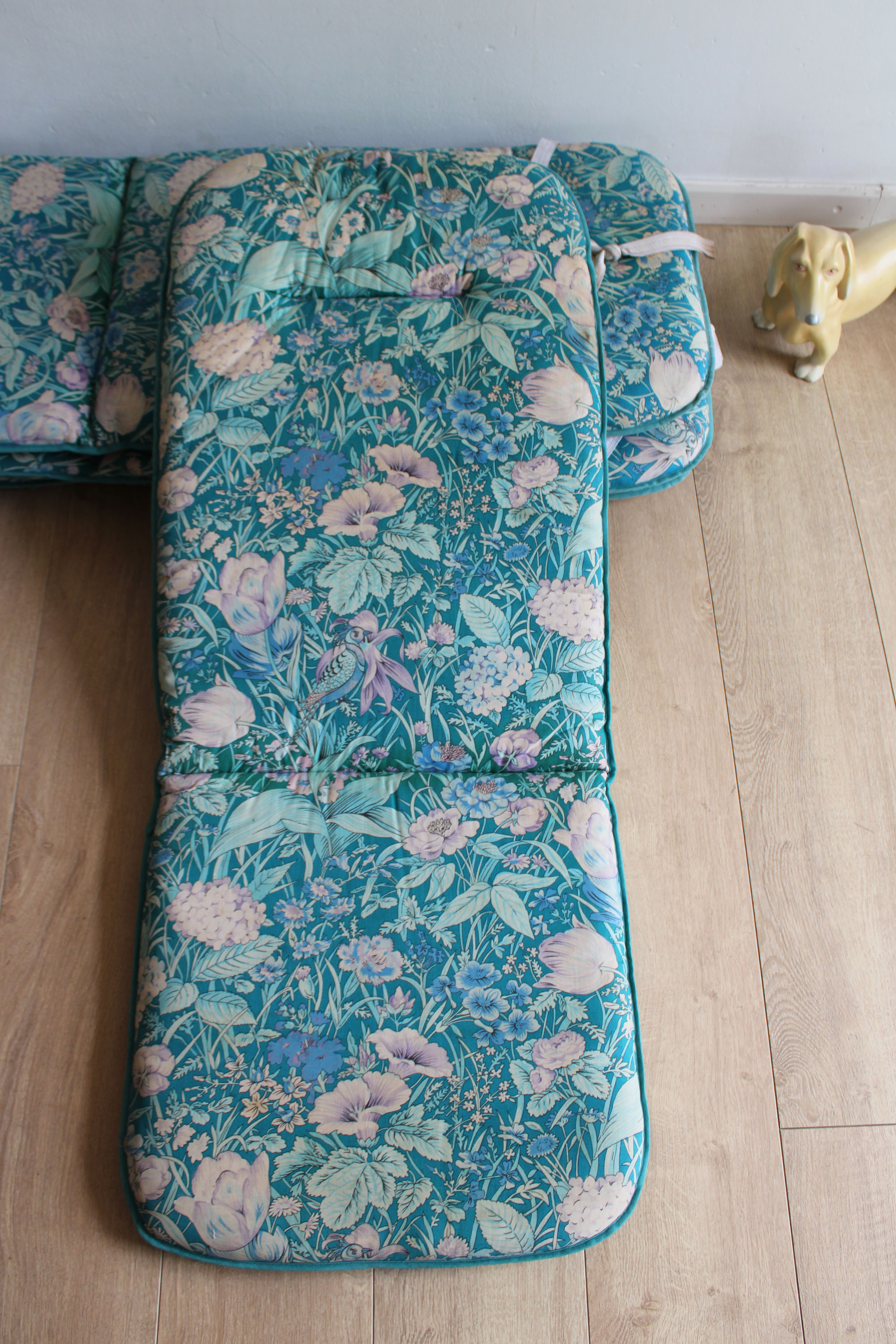 Set van 4 vintage tuinstoelkussens. Vier retro kussens met bloemen en vogels