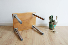 Vintage tafeltje met tegeltjes blad. Retro plantentafel/bijzettafel