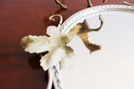 Vintage spiegel met bloemen en glazen plankje. Romantisch wandspiegel met planchet