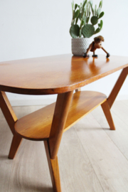 Houten vintage salontafel met dubbel blad. Retro design tafel / coffee table