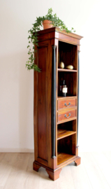 Hoge antieke boekenkast. Houten vintage kast - empire stijl