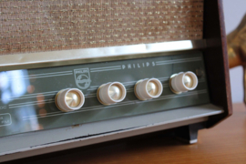 Vintage Philips radio met houten ombouw. Retro design radiootje