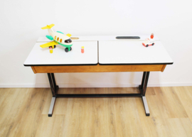 Vintage schoolbureau met 2 houten Casala stoelen. Retro duo lessenaar