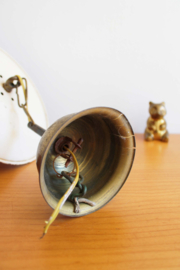 Antieke hanglampje met bronzen details. Glazen vintage lamp.
