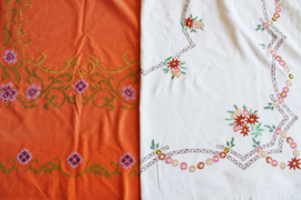 Set handgeborduurde vintage tafelkleden. Retro kleed met bloemen.