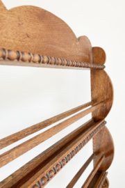 Houten vintage bordenrekje. Brocante rek voor aan de muur.