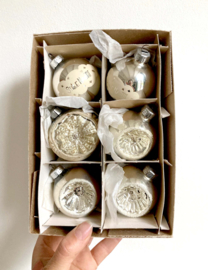 Set van 6 glazen vintage kerstballen. Antieke zilveren deukballen en 'Stille Nacht' ballen