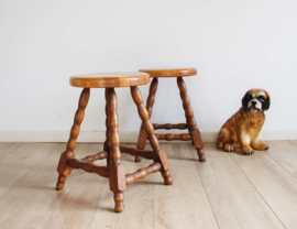 Set houten vintage krukjes. Twee tafeltjes / krukken met gedraaide poten