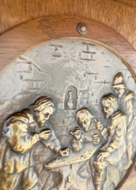 Houten vintage wandkapstok met gouden details. Antieke (?) kapstok met plaquette