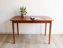 Vintage tafel met uitschuif blad. Houten retro design eettafel.