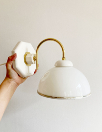 Wit vintage wandlamp met gouden details. Retro lampje - Boni design