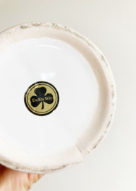 Witte vintage vaas met gouden bloemen. Retro vaasje