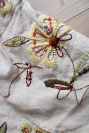 Handgemaakt vintage tafelkleed. Rond retro kleed met geborduude bloemen