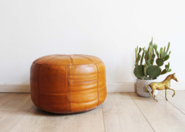 Cognackleurige vintage lapjes poef. Retro patchwork Ottoman/ kussen van leer.