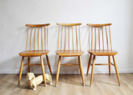 Set van 3 vintage spijlenstoelen. Houten retro stoelen.